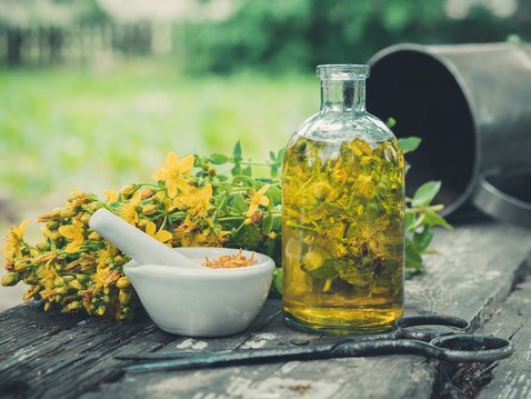 Johanniskrautölkompresse bei Hexenschuss