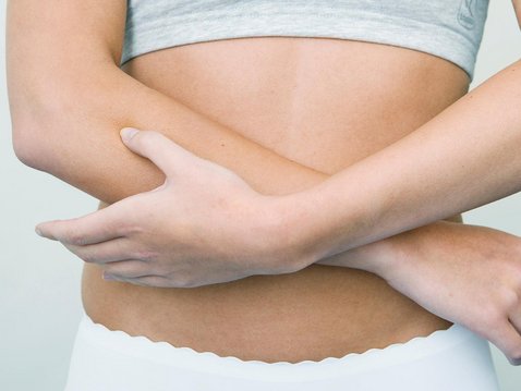 Akupressur eignet sich hervorragend, um Alltagsbeschwerden zu behandeln. Sie kann in gewissem Umfang leicht erlernt werden, ist wirkungsvoll und jederzeit verfügbar. 