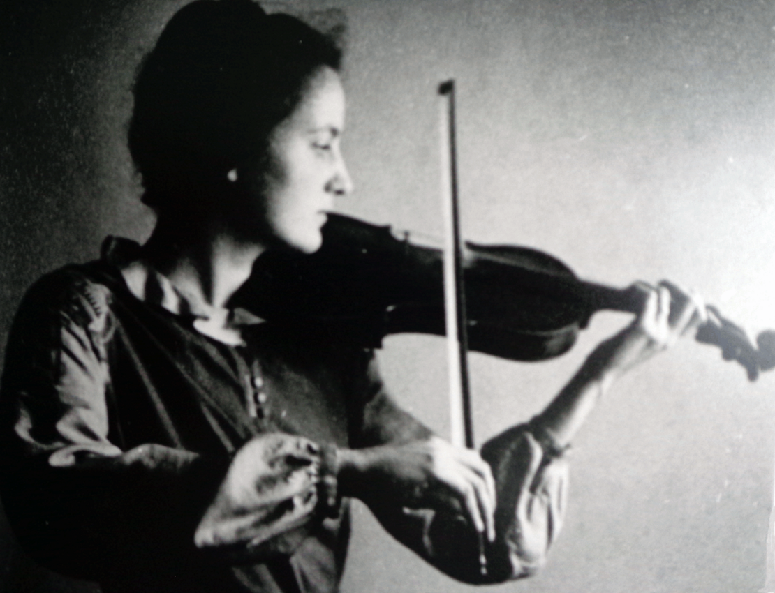 Veronica Carstens spielte mit Leidenschaft Geige und wollte ursprünglich Musik studieren.