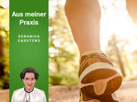 Blick auf Unterschenkel in Sportschuhen auf Waldweg im Gegenlicht.