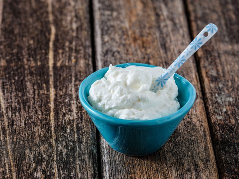 Schnelle Hilfe bei heißen, schmerzenden Gelenken genau so wie bei Sonnenbrand: Die Kühle Quarkauflage