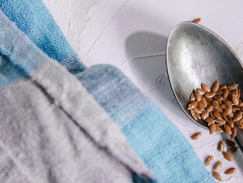 Teezubereitung aus Leinsamen hilft bei Heiserkeit und Reizhusten