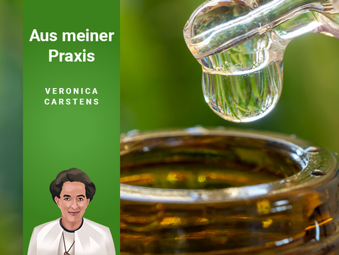 Pipette, aus der eine Flüssigkeit in ein Fläschchen tropft vor grünem Hintergrund.