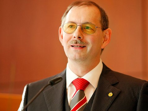 Dr. Michael Elies Dr. Michael Elies referiert zum Thema Schmerzen