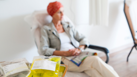 Krebspatientin sitzt in Praxis und wartet auf Chemotherapie