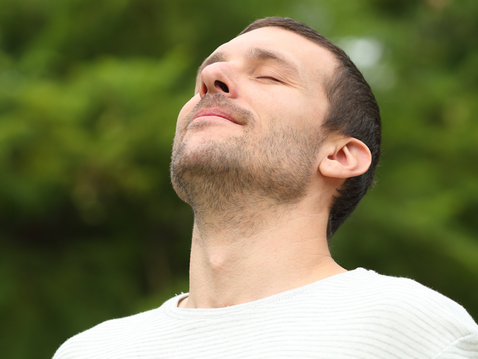 Mann absolviert Atemübung