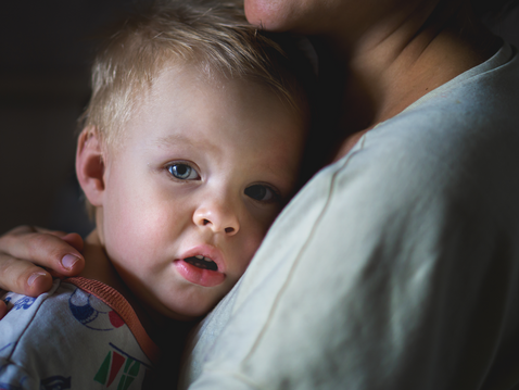 Mutter beruhigt Kind