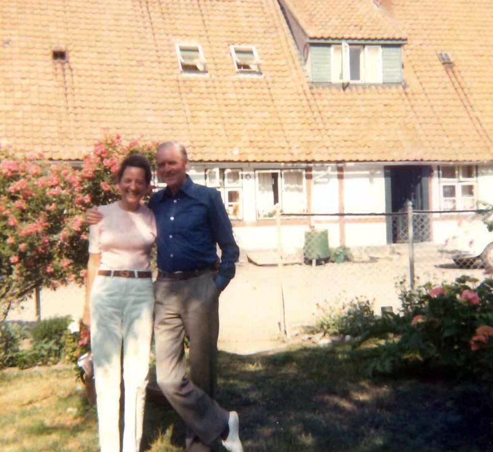 Dr. Veronica Carstens mit Karl Carstens vor dem Ferienhaus in der Eifel.
