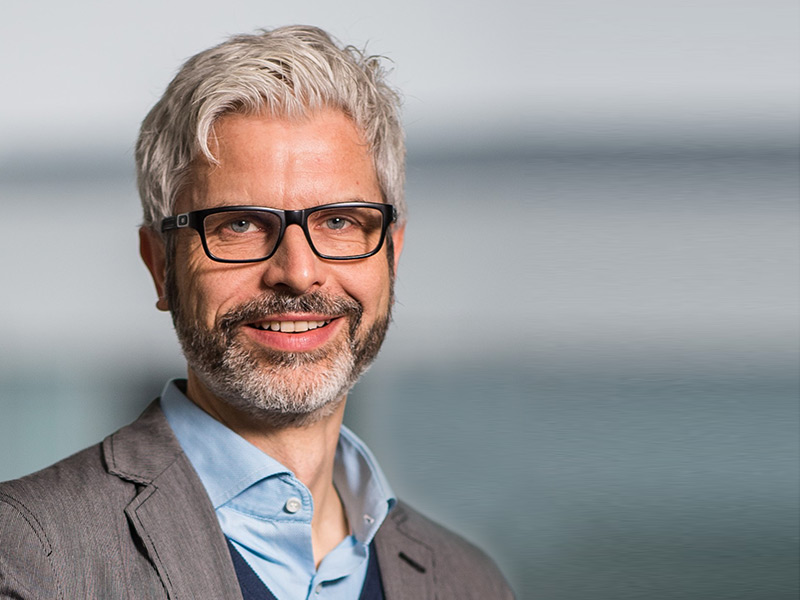 Der Gründer und wissenschaftliche Kopf der Universitätsambulanz für Integrative Gesundheitsversorgung und Naturheilkunde an der Universität Witten/Herdecke, Prof. Dr. med. Tobias Esch